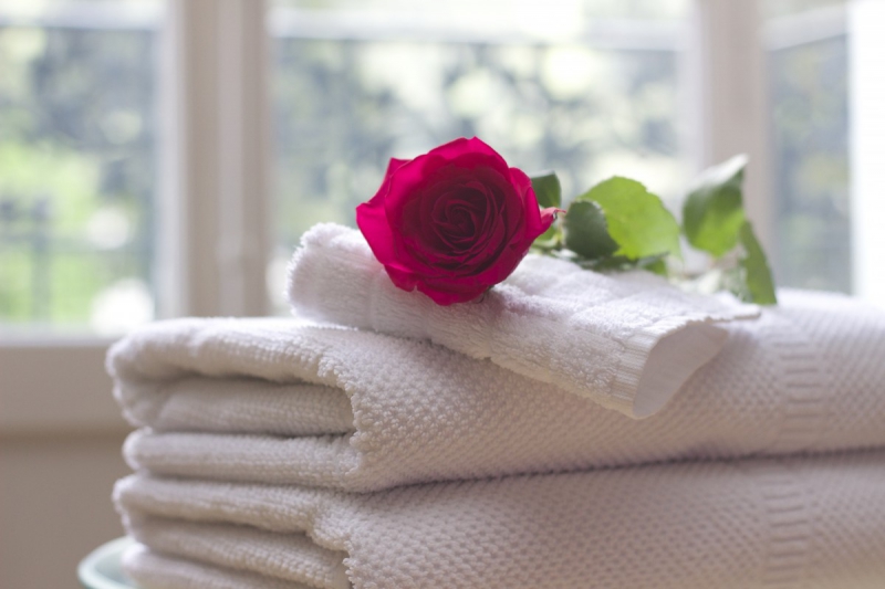 hotel-GRIMAUD-min_towel_rose_clean_care_salon_spa_white_bath-731641